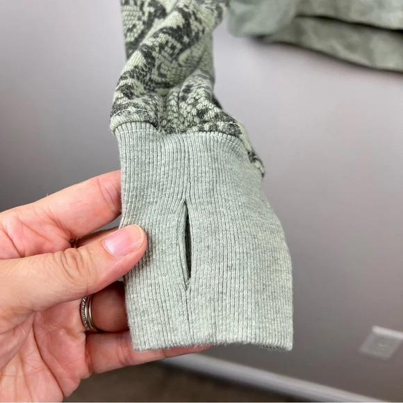 Pam & Gela Cropped Hi Low Sweatshirt Small Green Python Snake Print Crewneck - Picture 4 of 8